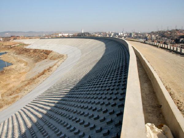 水利工程土石坝与围堰的施工技术要点论文