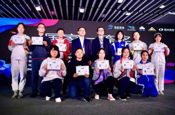 6名北京中学生获全国科幻作文大奖 偶像刘慈欣亲自颁奖