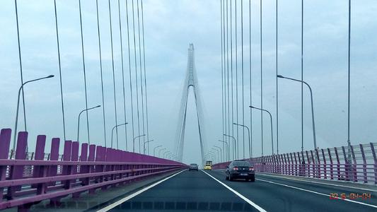 这座桥的构图：查看杭州湾跨海大桥_500字
