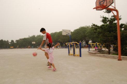 爸爸教我打篮球