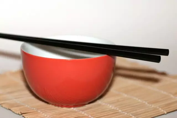 第一次用筷子吃饭