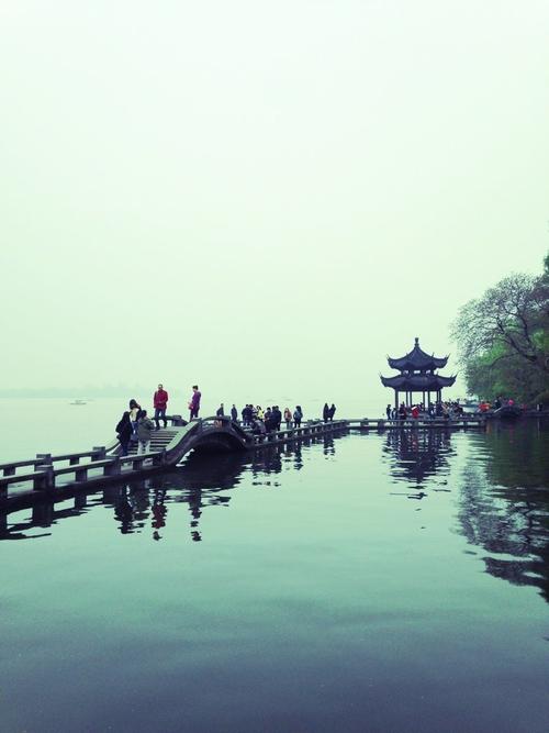 撰写关于杭州西湖之美的作品