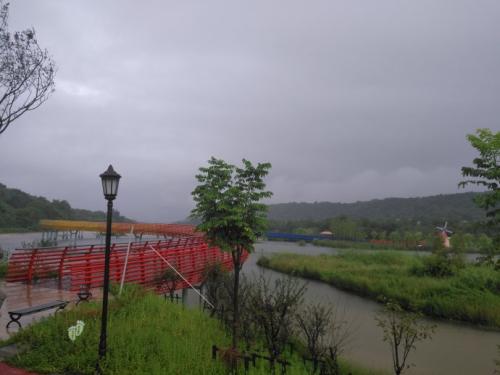 彩虹桥在雨中