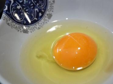区分生鸡蛋和煮熟的鸡蛋