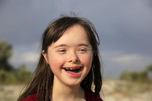 残疾女孩在月光下的微笑