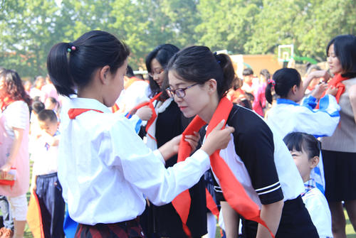 红围巾加盟仪式