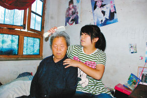 梳着奶奶的头发