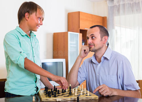 我和爸爸妈妈下棋
