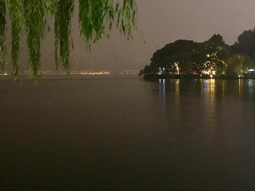 西湖在雨夜