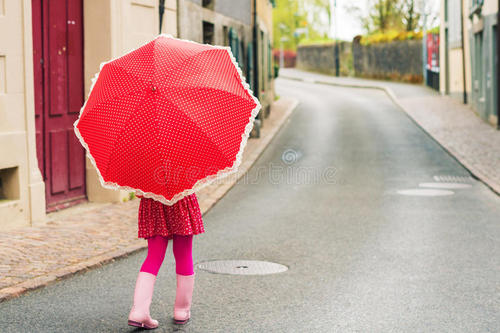 小女孩在雨中