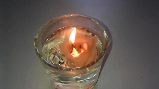 蜡烛在水中燃烧