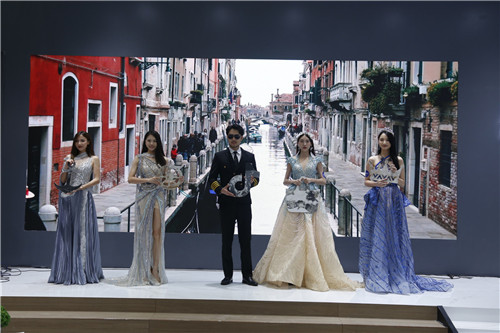 参观“ Best Dress-3D Technology Fashion Exhibition”