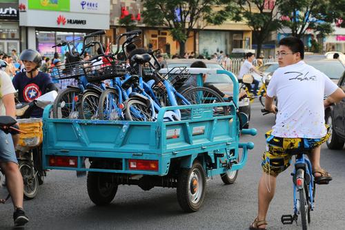 共享的自行车“搬运工”