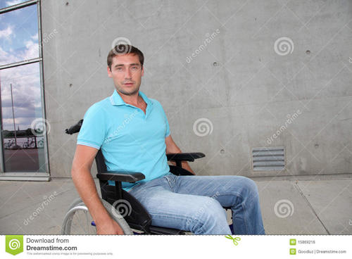 看完《坐在轮椅上的年轻人，起身去》