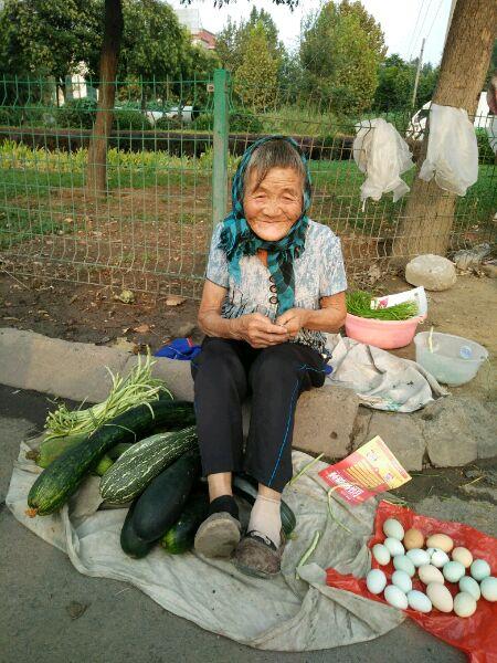 爷爷和奶奶卖蔬菜