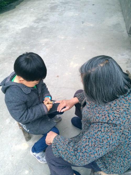 我帮助我的祖母切割指甲