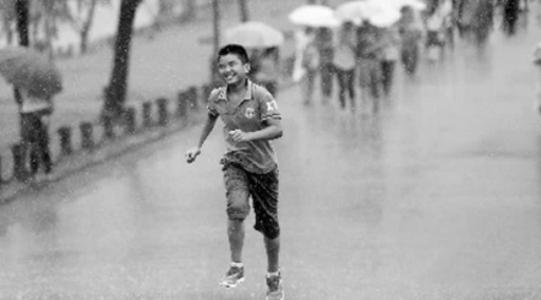 没有雨伞的孩子必须努力跑