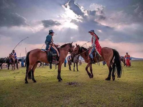 国立 - 蒙古骑马