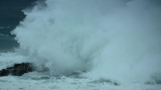 台风上的组成：危险的波浪_350字
