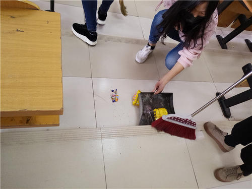 [纪念教师节]唐春梅：拉出5名学生，摔倒在教室的门口
