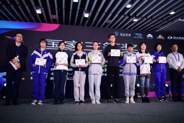 6名北京中学生获全国科幻作文大奖 偶像刘慈欣亲自颁奖 2