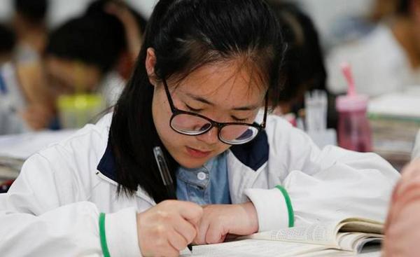 中国一些学生的作文，为何“满纸荒唐言”？老师：要写正能量 1