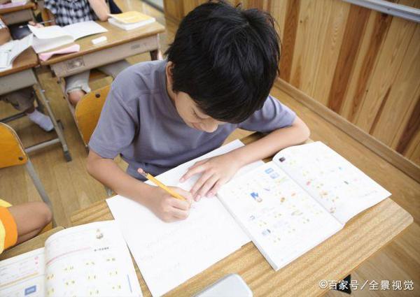 小学生脑洞大开，作文让人啼笑皆非，只用9个字就能写出江湖恩怨