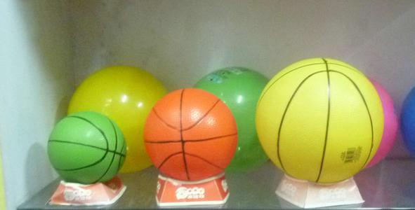 幼儿园小班体育游戏《大皮球》教案