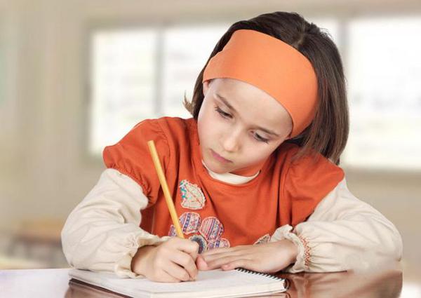 孩子写不出作文被急哭，3个高效方法，让孩子从容写出优秀的作文