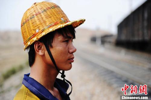 2012年北京高考零分作文：铁路巡警的爱与真_800字