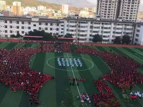 2018年四川乐山高中模拟考试作文五：感恩节，我的青春旋律_1200字