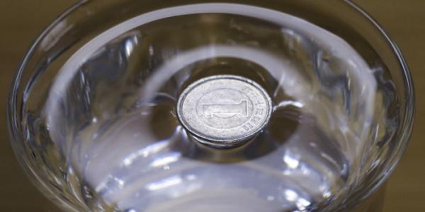 硬币浮在水面上