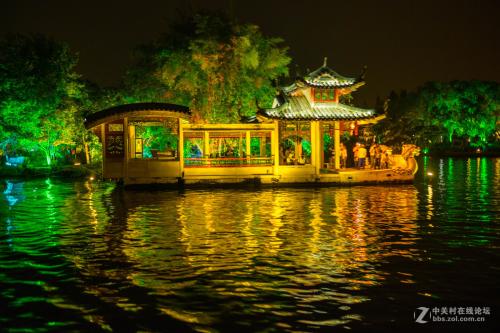 雨中的花园湖