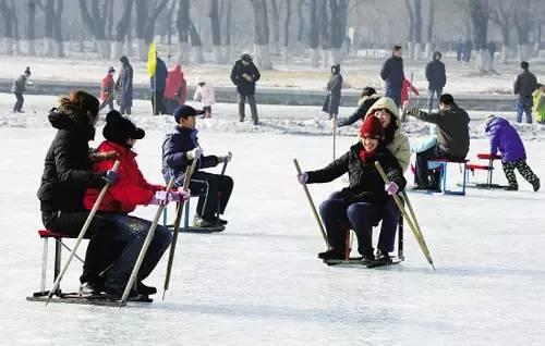 冬天在雪地里玩