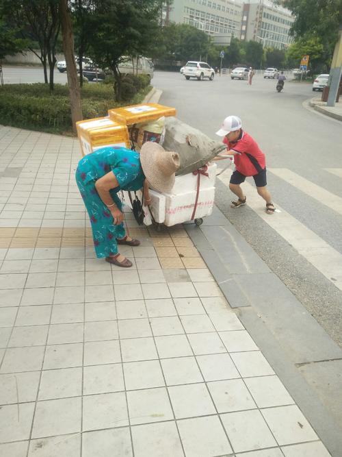 奶奶的手推车