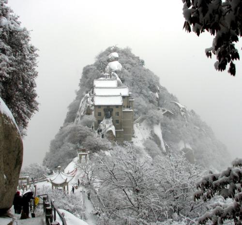 在雪中攀登华山