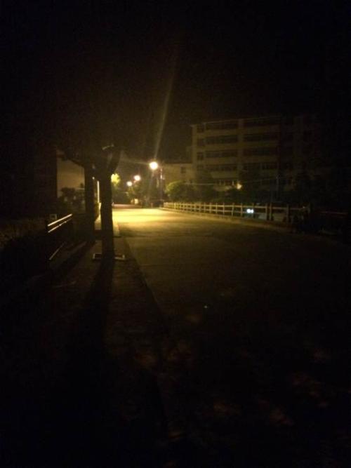 晚上独自行走