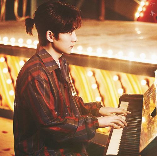爱上弹钢琴