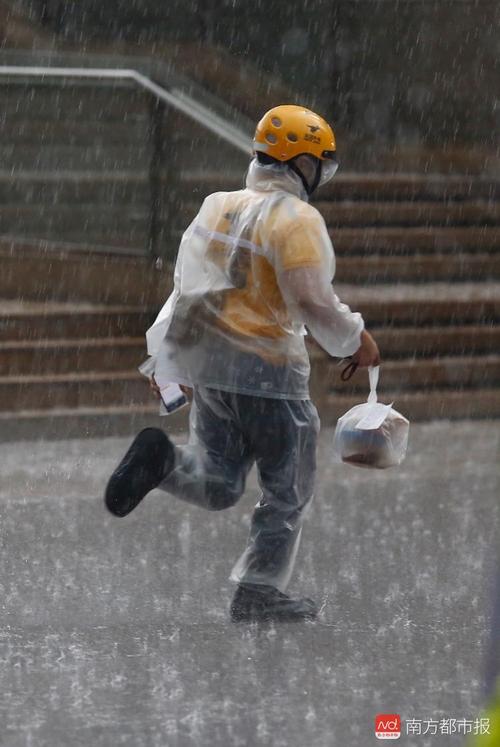 外卖兄弟在风雨中