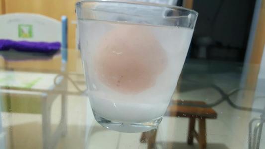 科学实验在盐水中漂浮鸡蛋