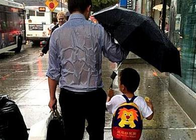 隐藏在雨伞中的动静