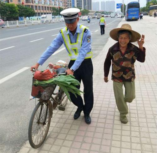 帮助爷爷推购物车