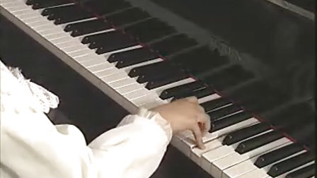 学习弹钢琴