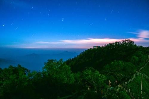 夏夜看雨