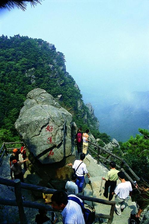 描绘鹿山风景的构图