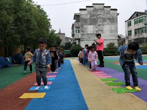 被蒙住眼睛捉住游戏