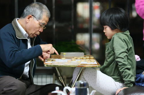 喜欢下棋的爷爷