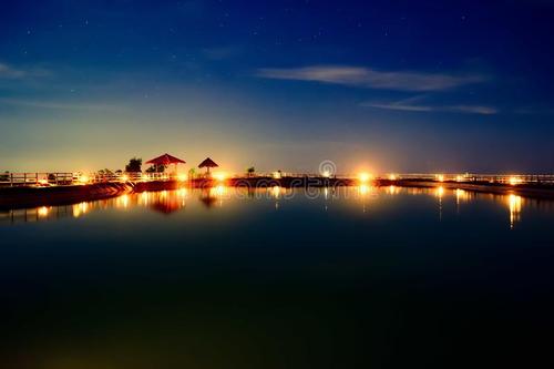 晚上的人工湖