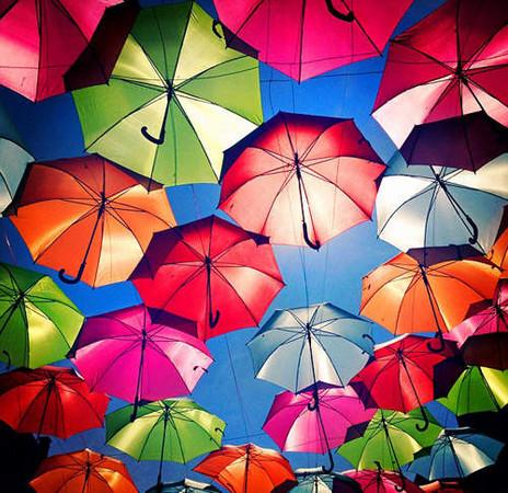 大街上那把美丽的雨伞