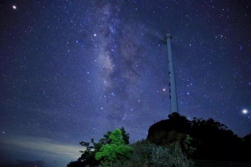 那天晚上看着繁星点点的天空让我为人生感到遗憾